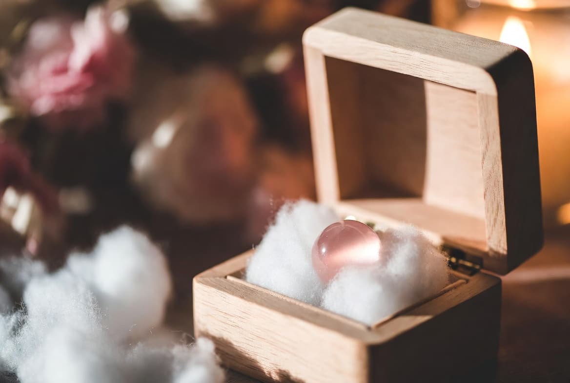 Murmel sanft in die Wolkenfüllung der gravierten Holzbox gebettet