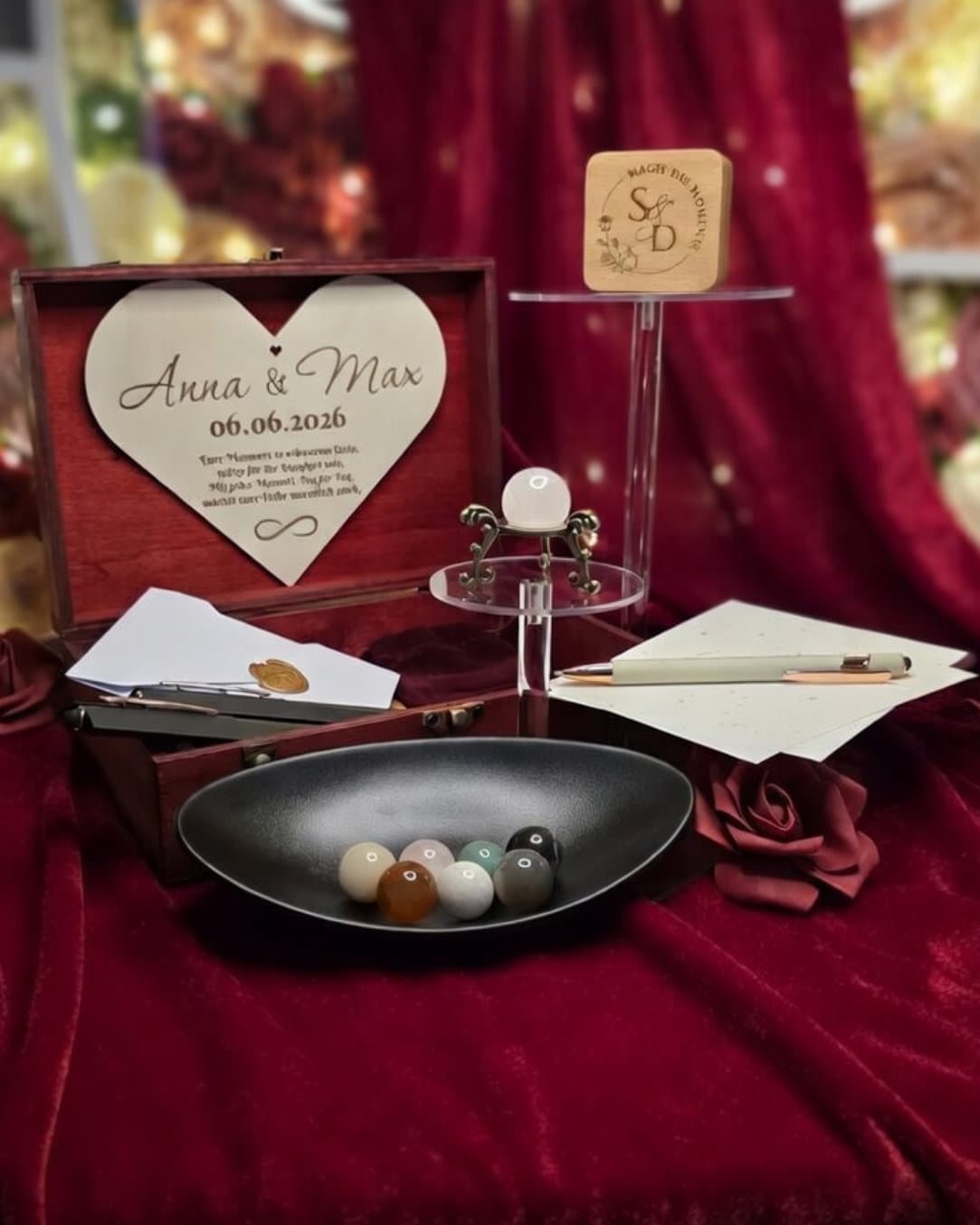 Die Magie der Momente Box mit allen Inhalten auf Burgund-Samt